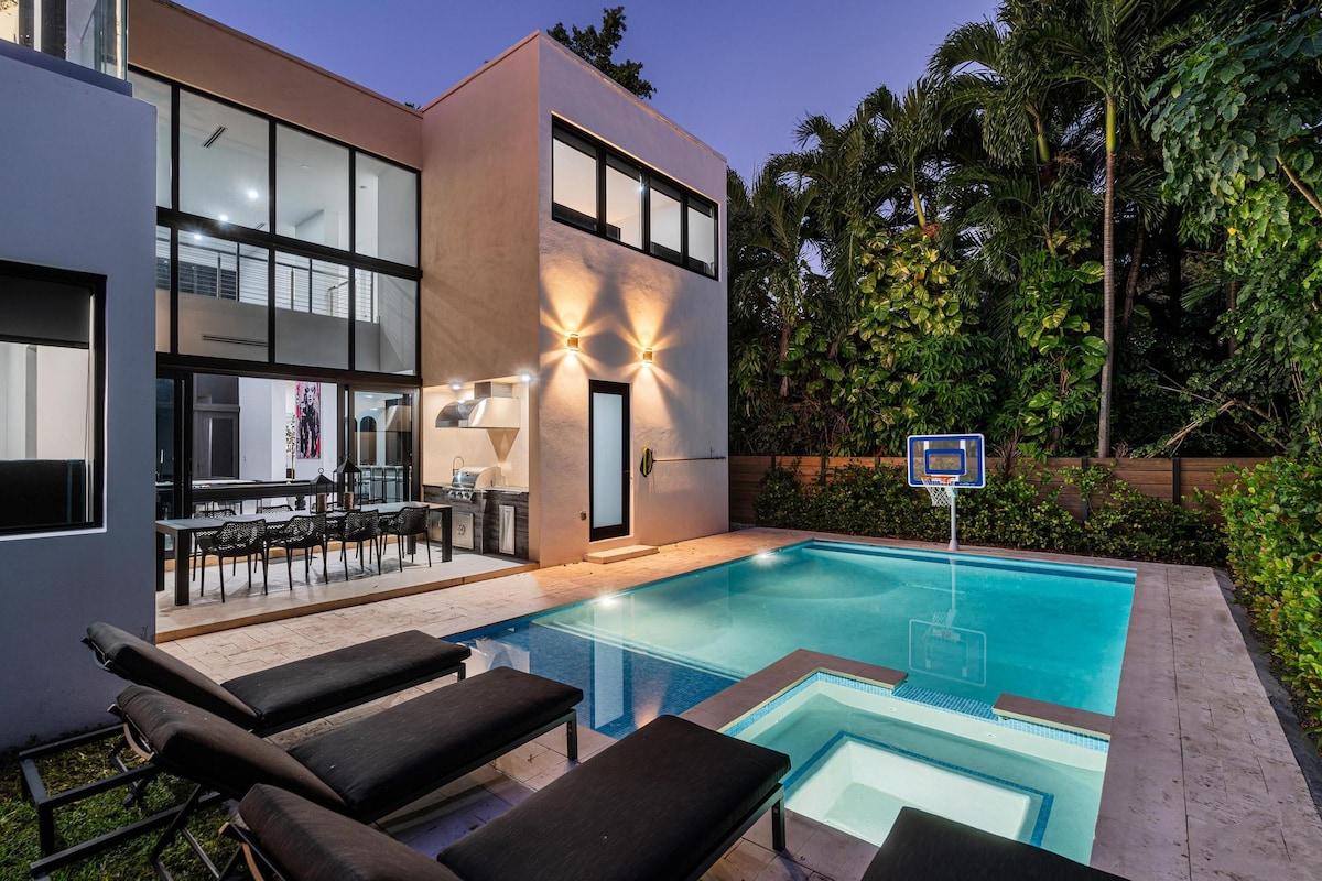 NEW Luxe Villa—Heated Pool, Ping-Pong and More