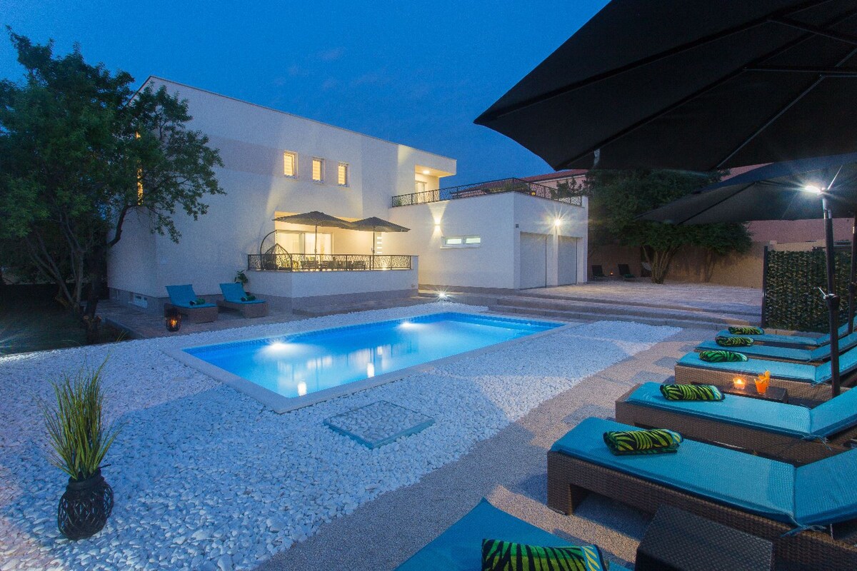 Luxury Villa Nikoma with heated pool and whirlpool