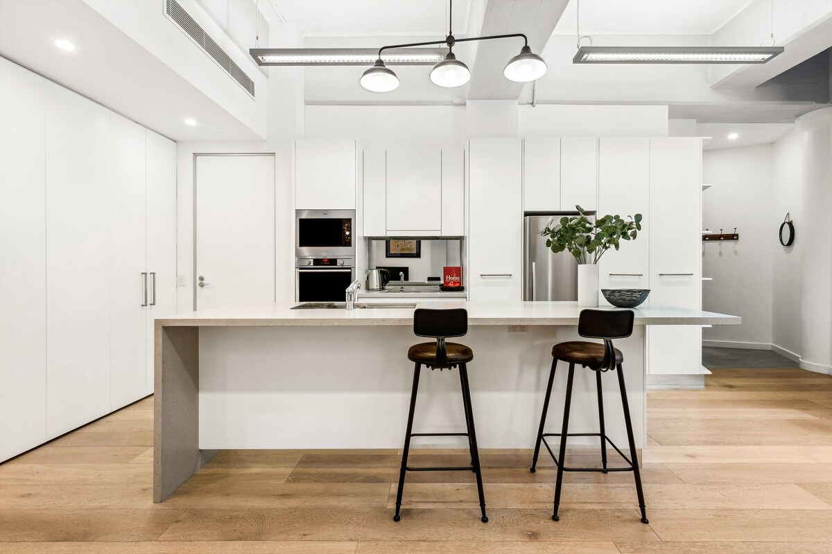 Renovated Warehouse Conversion In Heart Of Sydney!