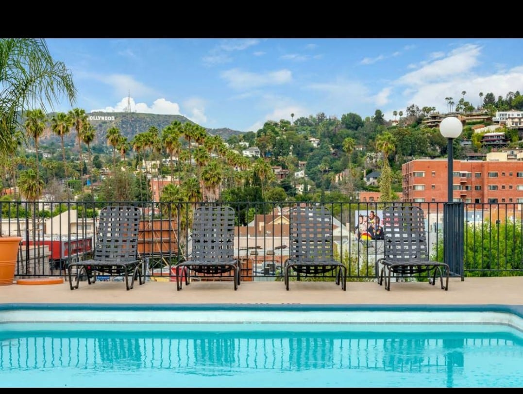 好莱坞2床公寓，带屋顶泳池和全景