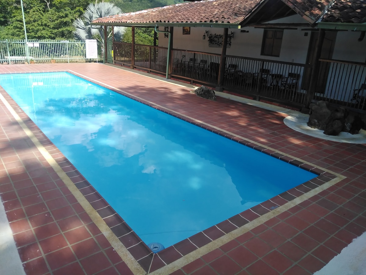 Cabaña 043 con piscina San Gil para 25 personas