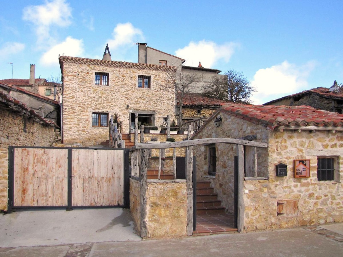 Encantadora casa de piedra con jardín