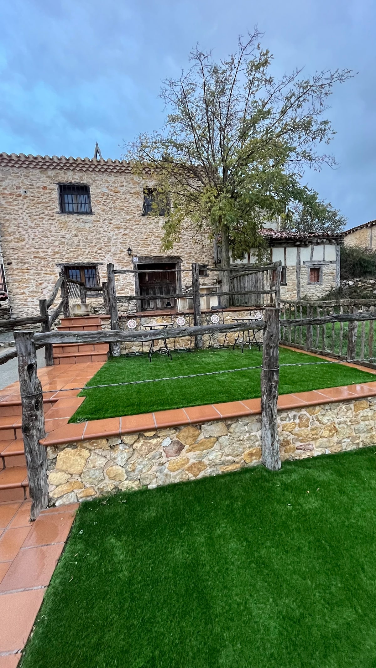 Encantadora casa de piedra con jardín