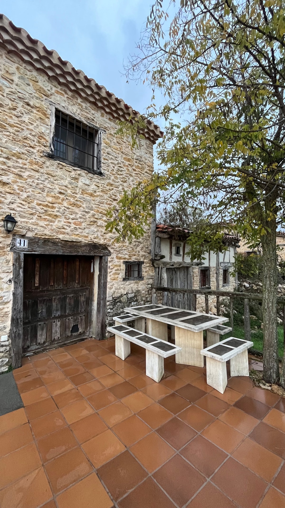 Encantadora casa de piedra con jardín