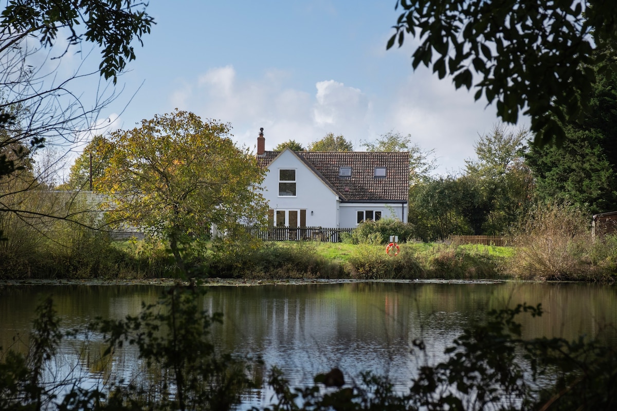 Hillcrest - a lakeside retreat in urban Oxford