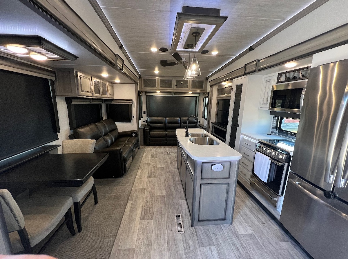 Enjoy Cozy fireplace in Luxurious RV by the Lake