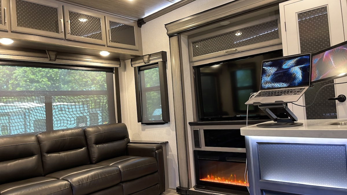 Enjoy Cozy fireplace in Luxurious RV by the Lake