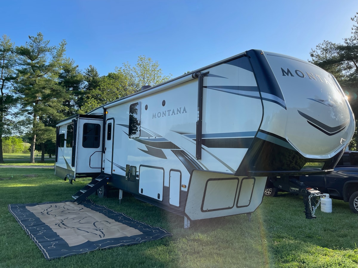 Enjoy Cozy fireplace in Luxurious RV by the Lake