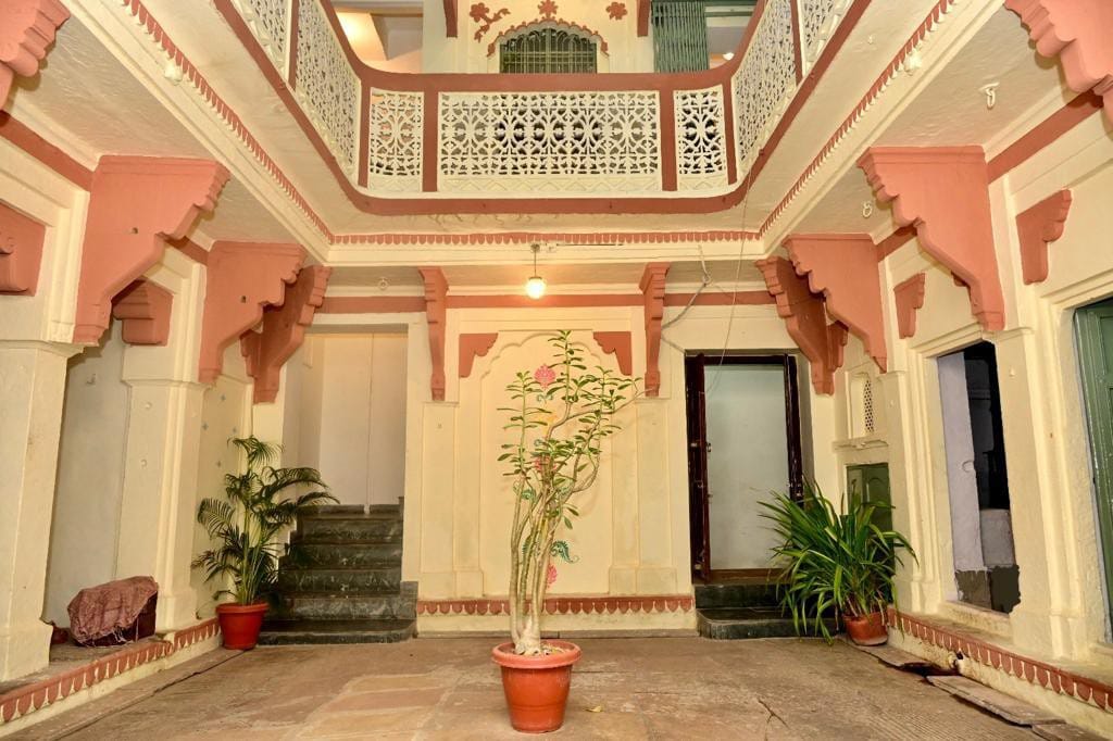 Heritage Home Near Ghat & Temple