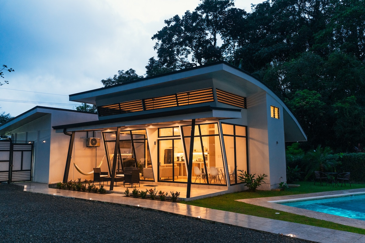 Elegant house with a pool in the center of Uvita.