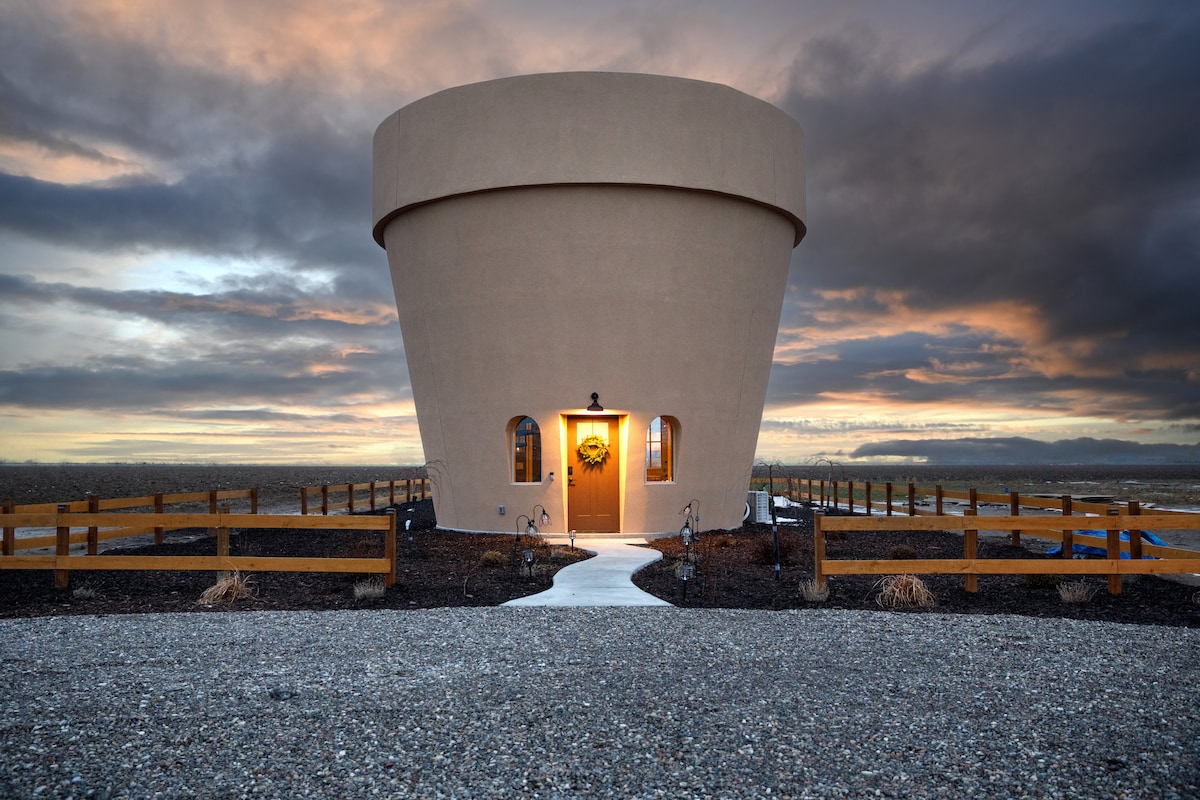 Flower Pot: Unique Stay w/Hot Tub+Rainfall Shower