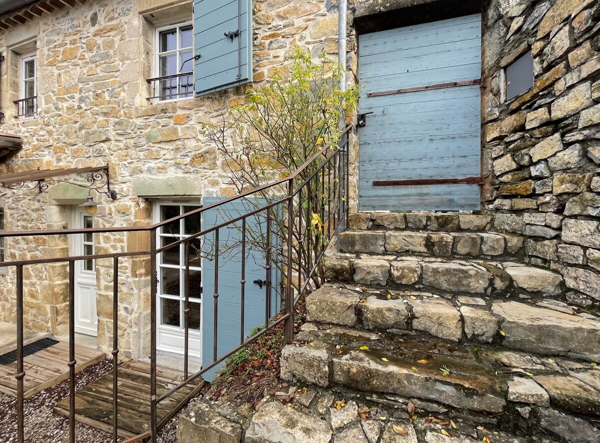 Maison en pierre rénovée, calme, avec vue, piscine