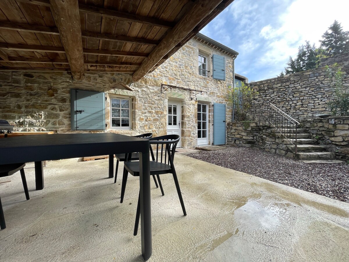 Maison en pierre rénovée, calme, avec vue, piscine