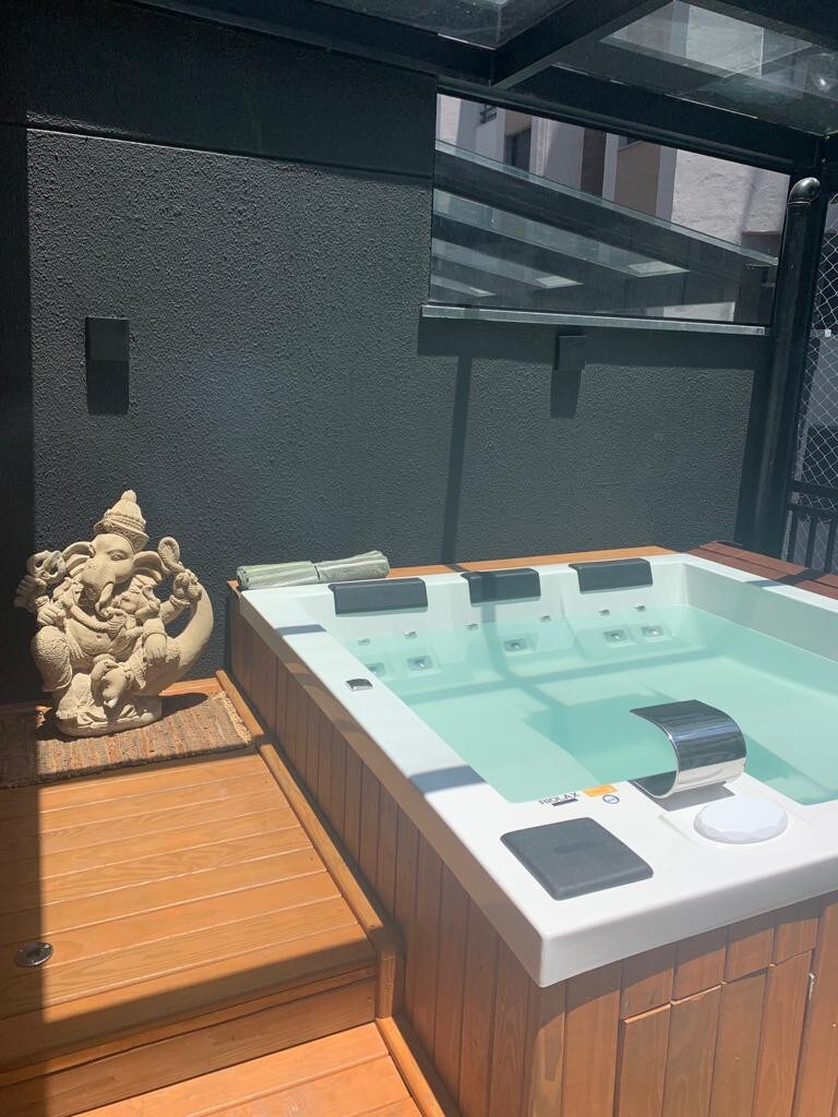 Apartment with Modern Hot Tub and Air Conditioning