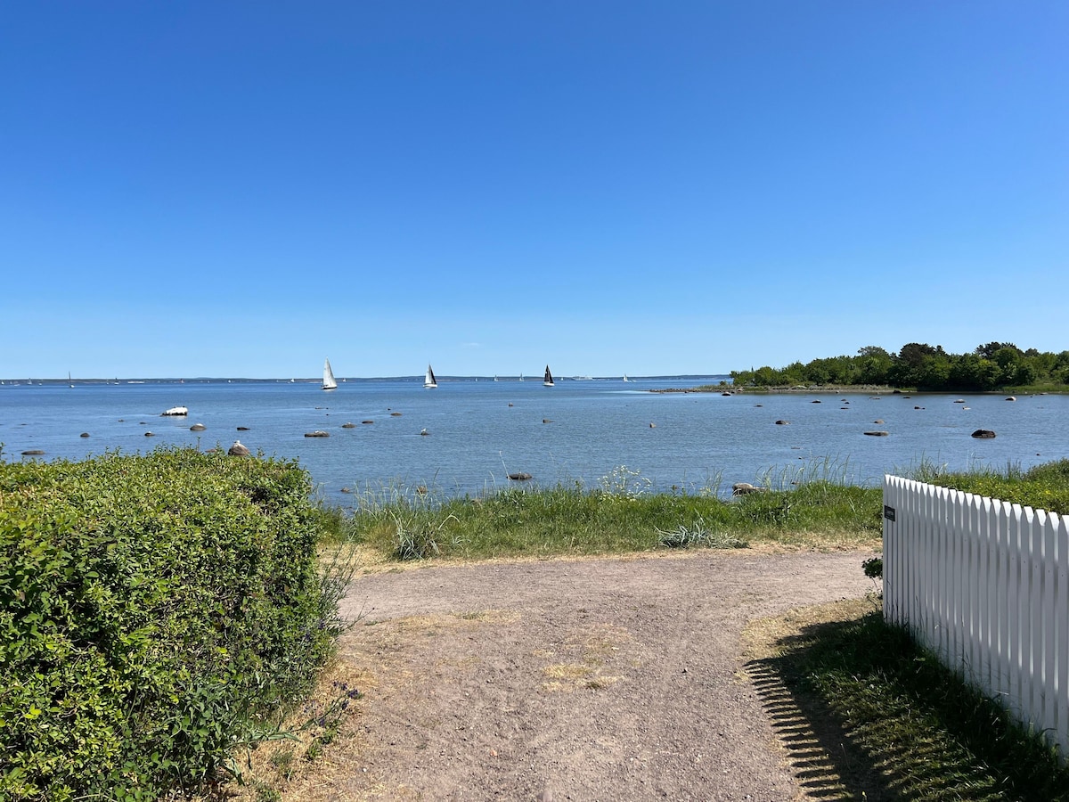 Bolig med oppvarmet basseng ved hav og strand