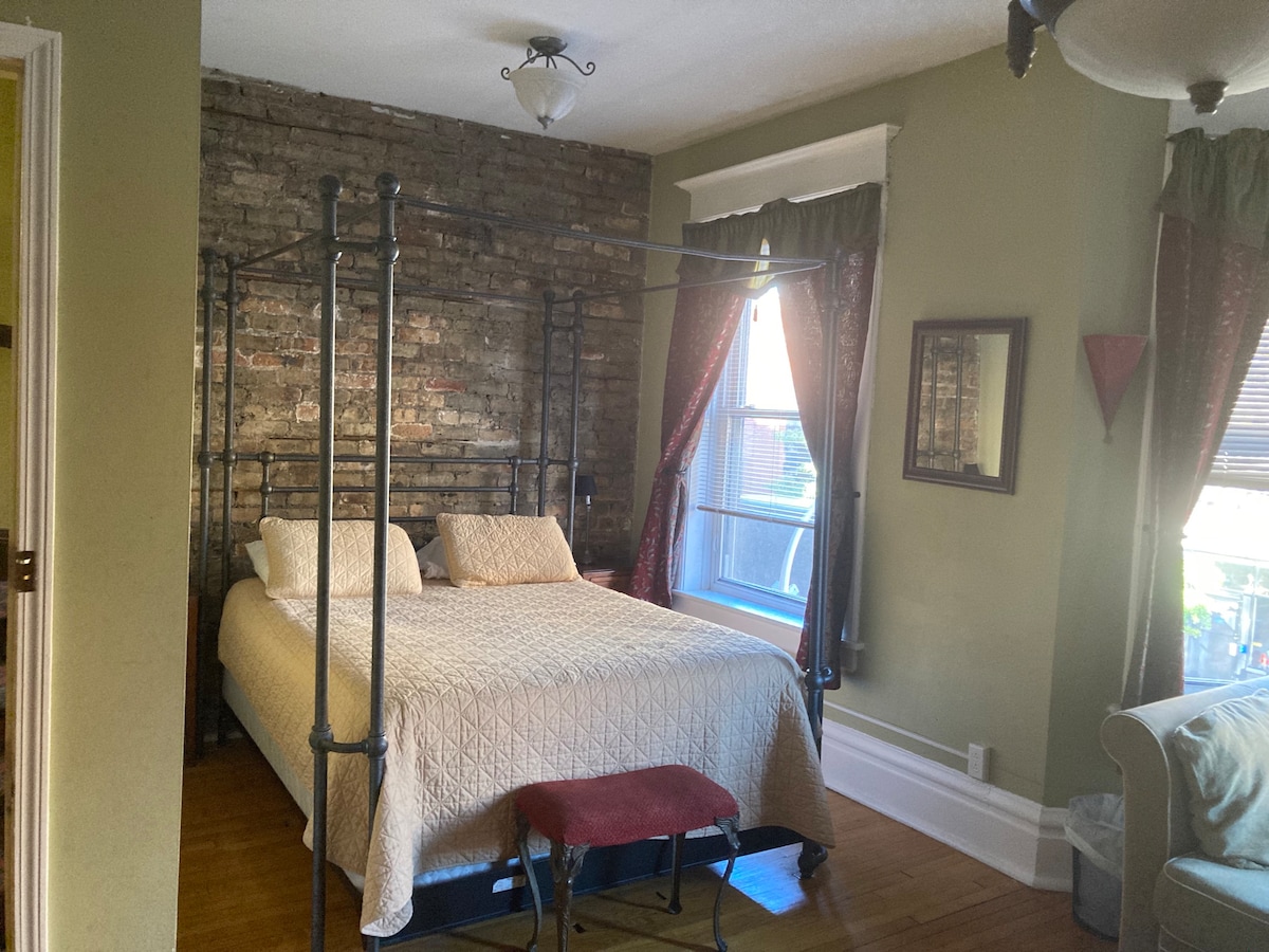 Large Private room with Queen bed