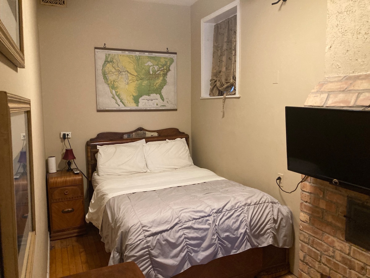 Queen bed with Private bathroom in Lakeview