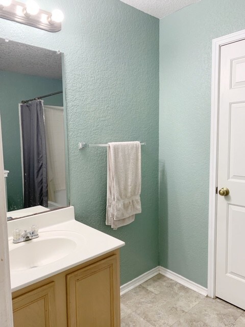 Room walking distance to UTSA, La Cantera