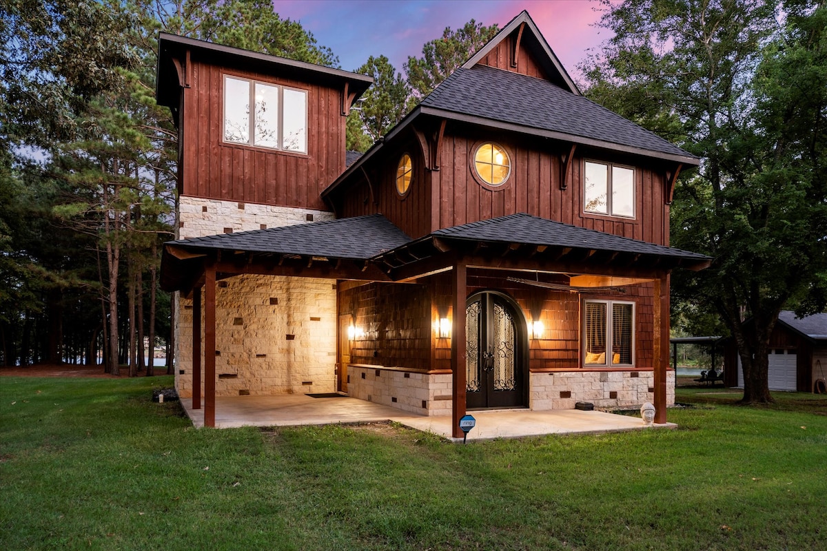 Luxury Lakeside Cabin, 3+ acres