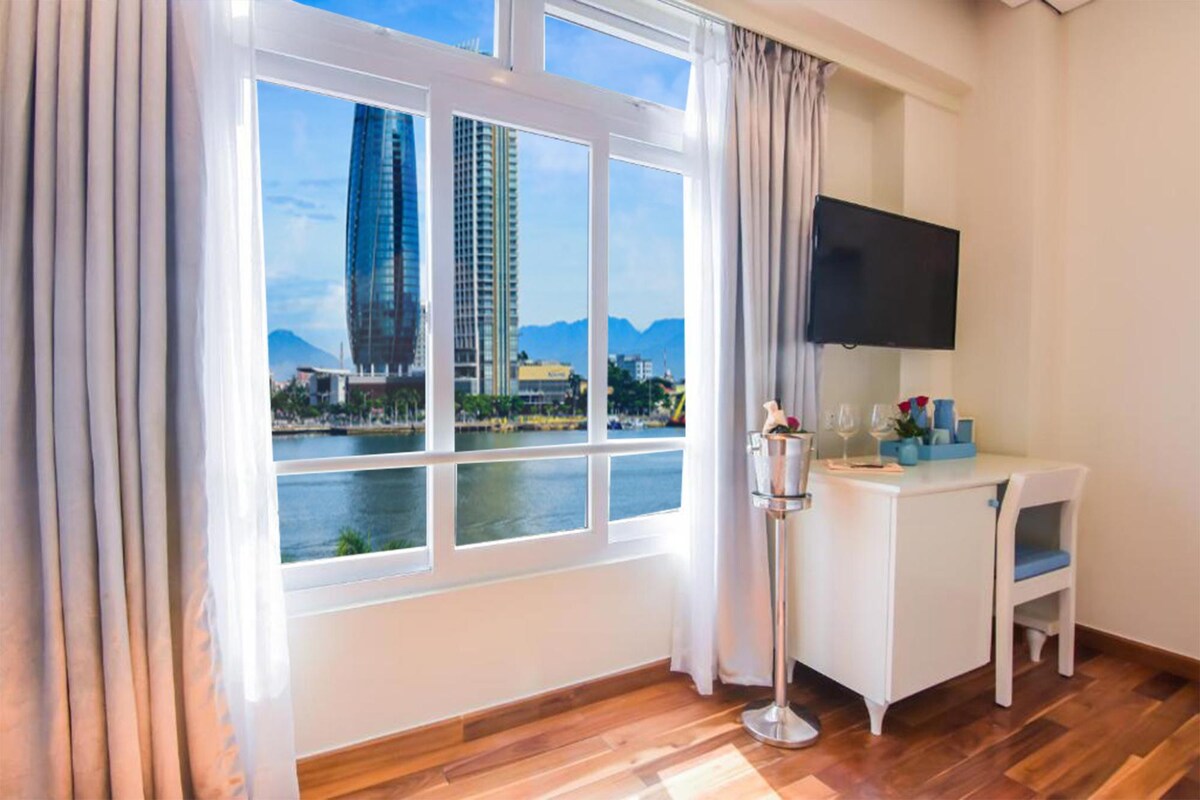 Premier River View -Co Xanh Hotel