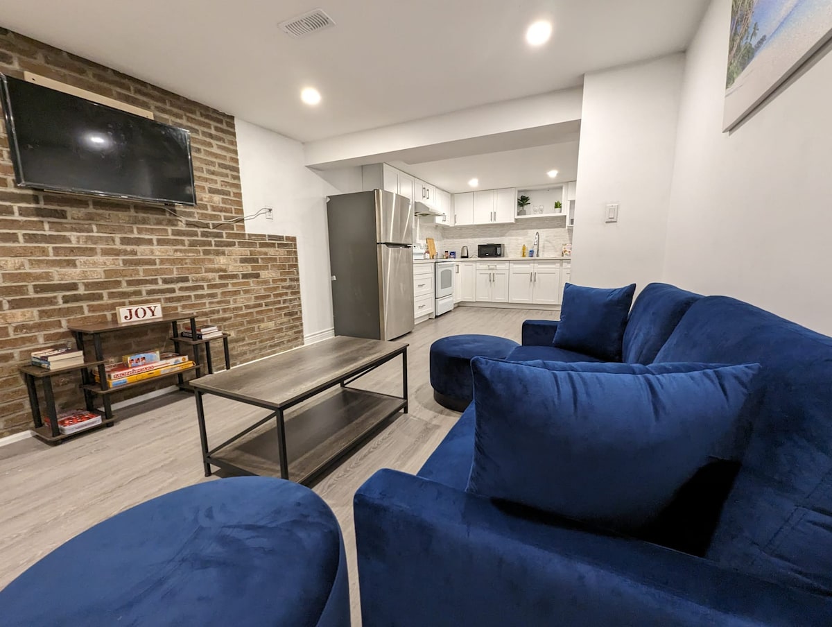 2 bedroom, kitchen, parking, 8 min Toronto Airport