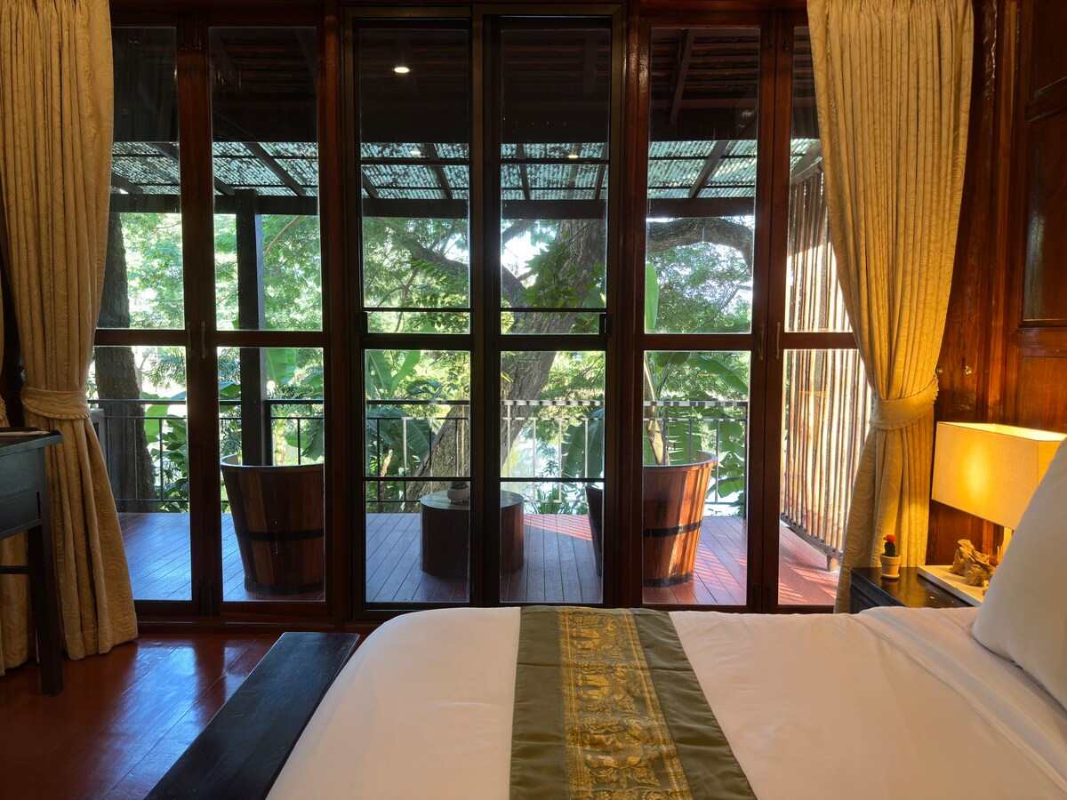 King Bedroom in Luxury Villa next to Ping River #4