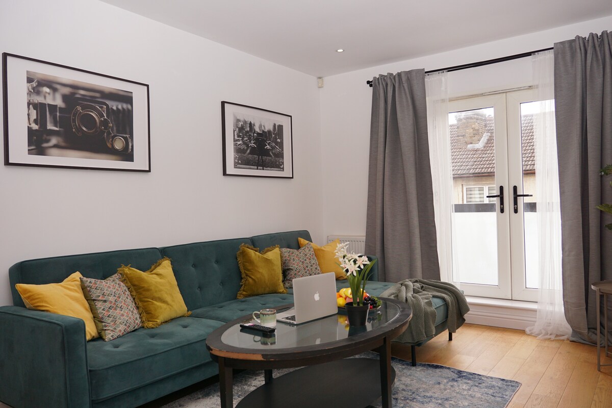 Luxurious & Stylish Flat, Close To London & Shops