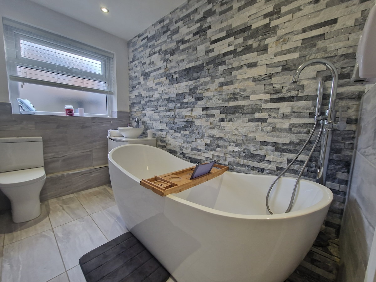 3 bedroom modern. Merthyr Tydfil