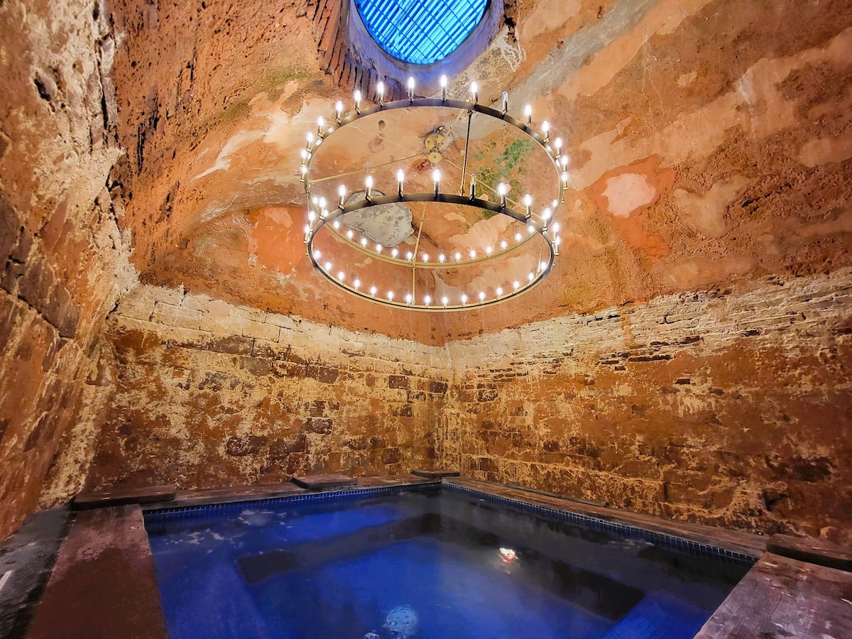 Luna Pool House & Jacuzzi Grotto