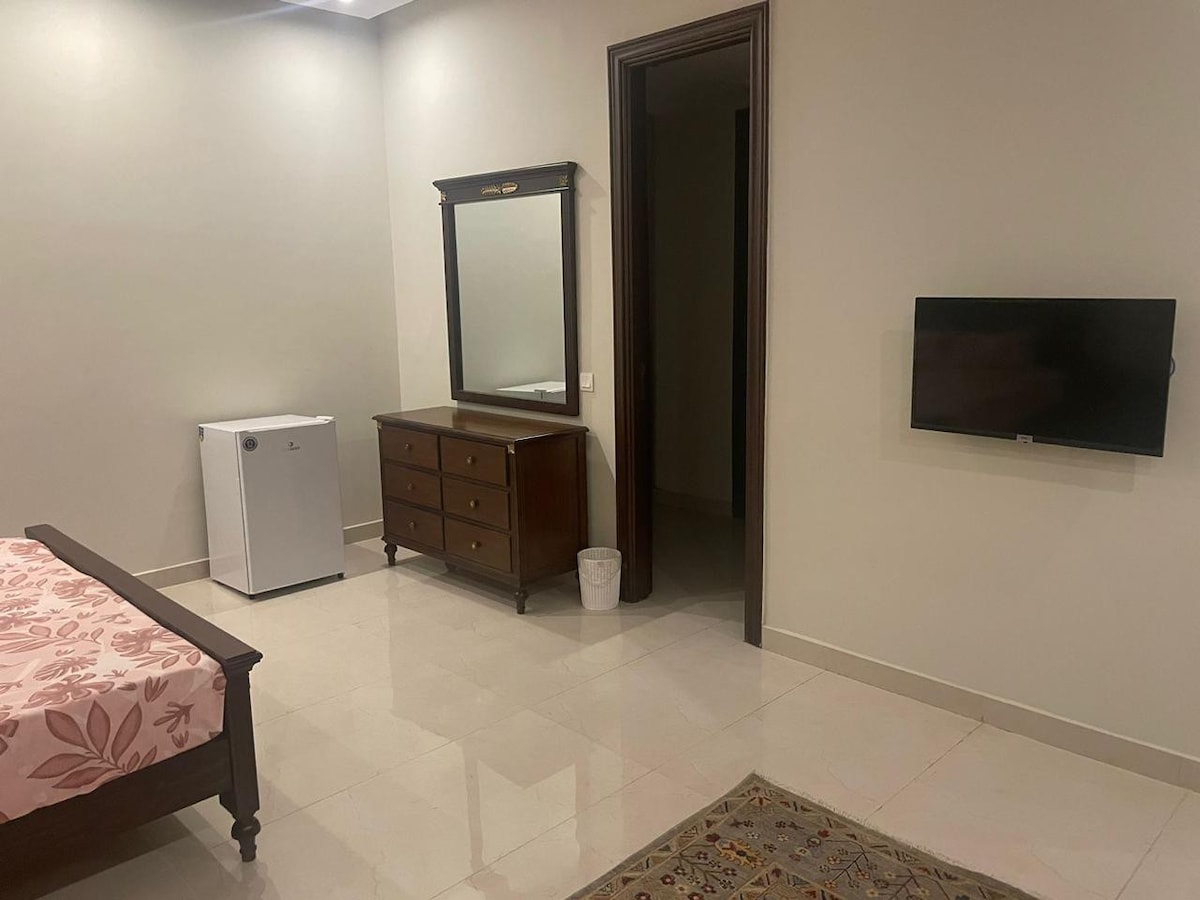 Royal Retreat Suite - King bed/fast Wi-Fi in DHA 6