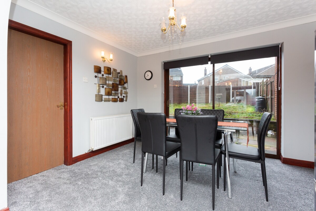 Spacious 4 bedroom haven in Fulwood near M55 & M6