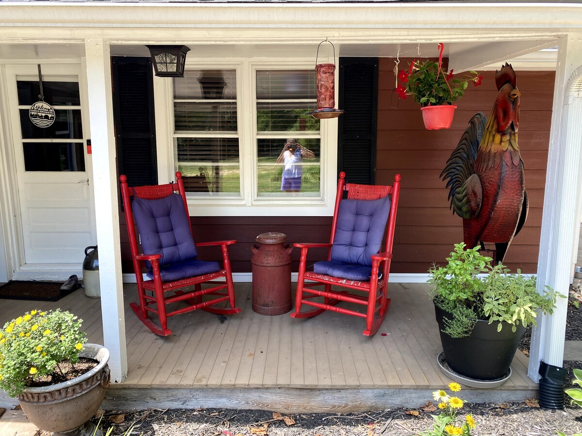 Red Rooster Cottage with pool and hot tub