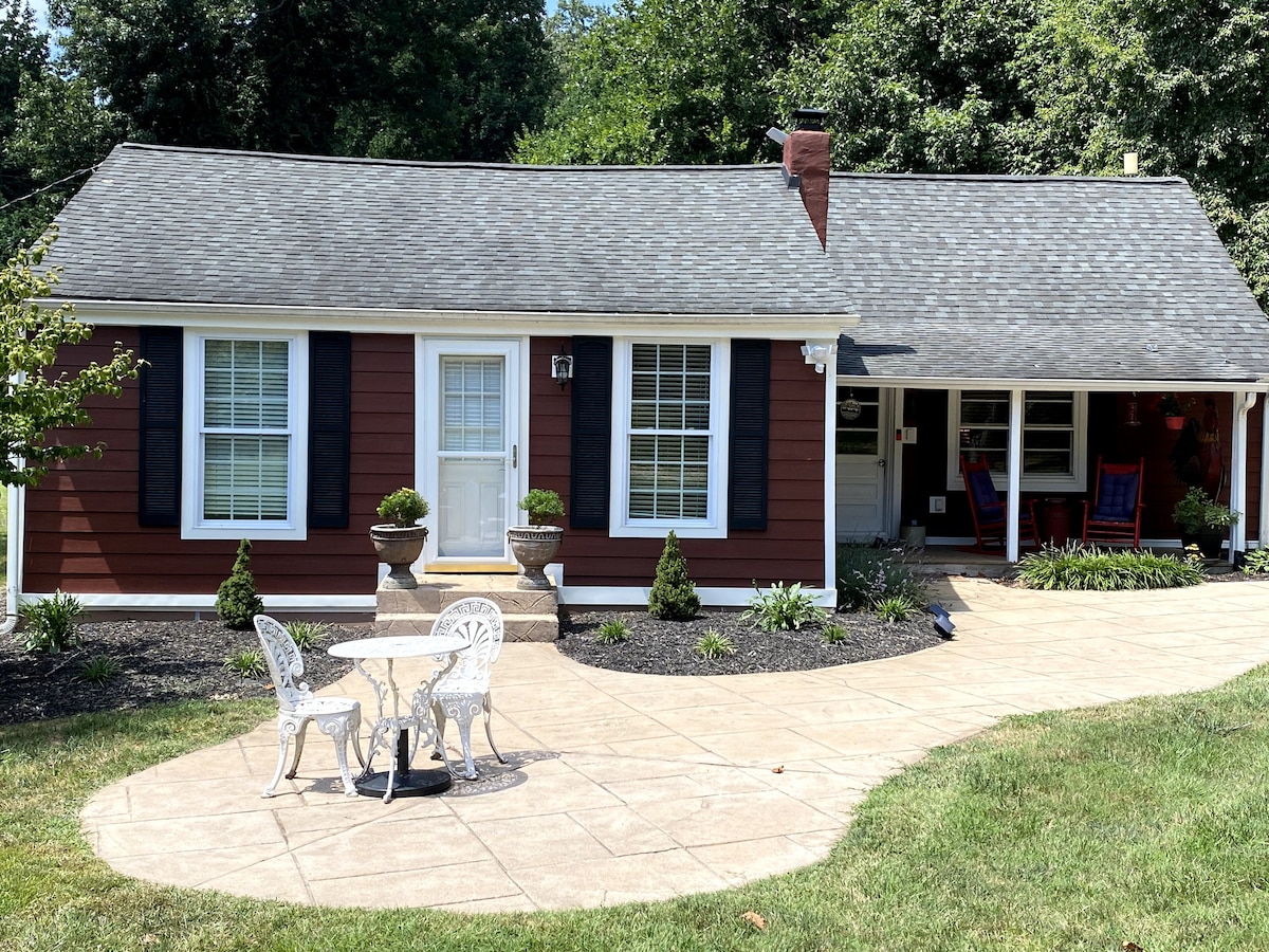 Red Rooster Cottage with pool and hot tub