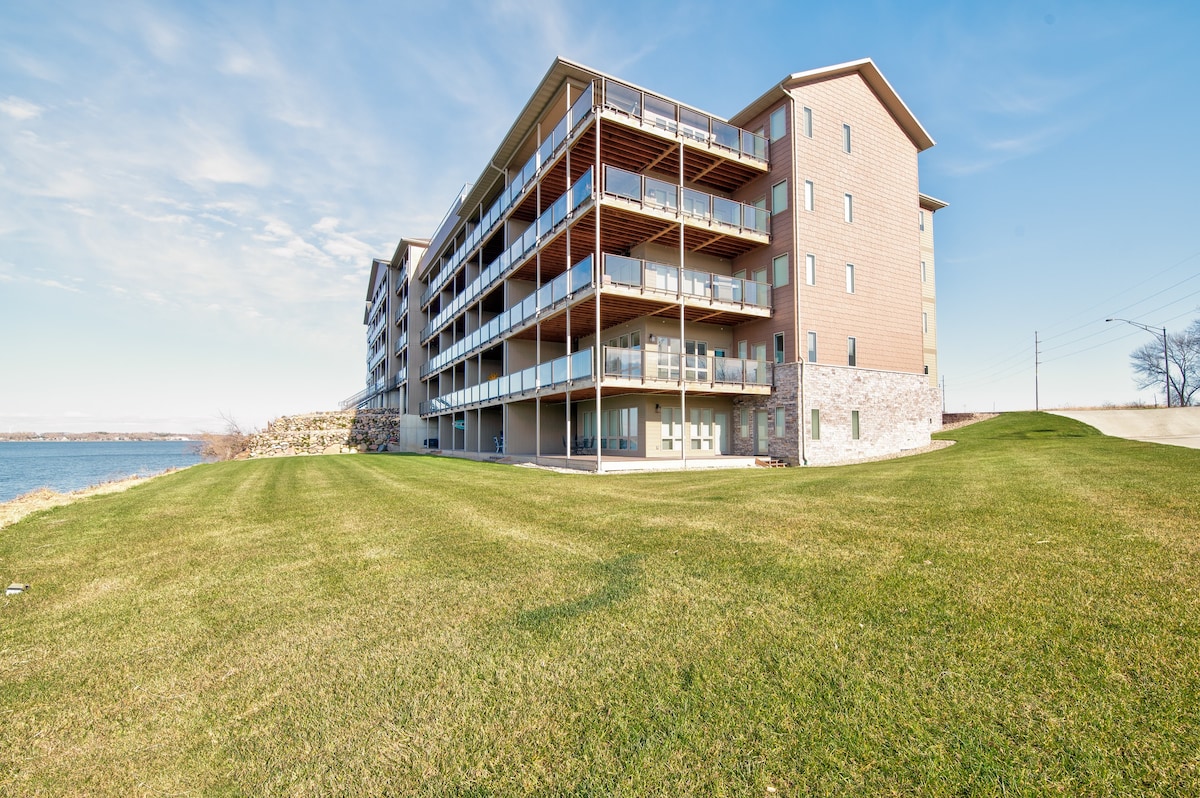 Lakefront condo - 1st floor