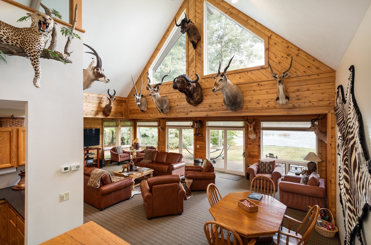 Ten Bdr Lodge with Private Lake & More!