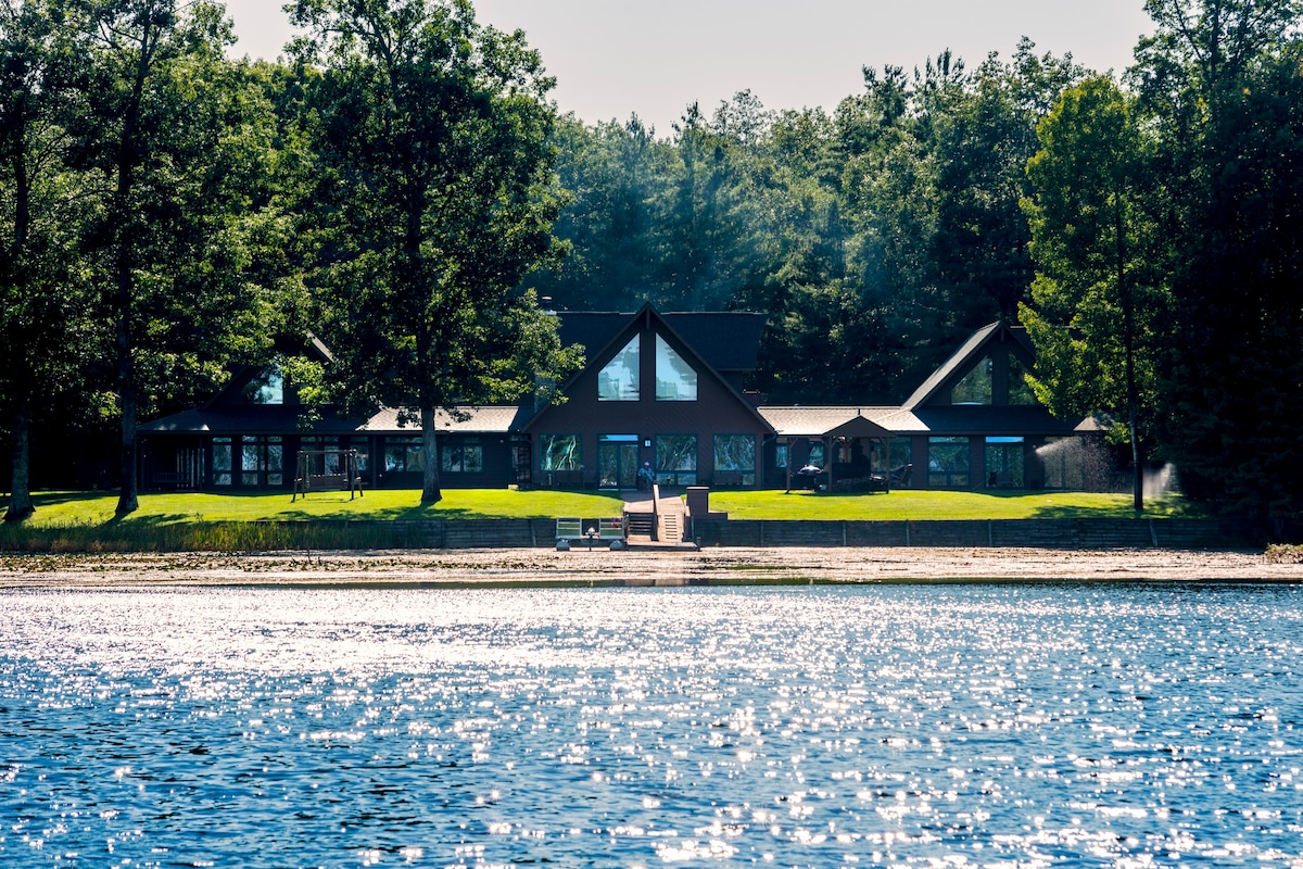 Ten Bdr Lodge with Private Lake & More!