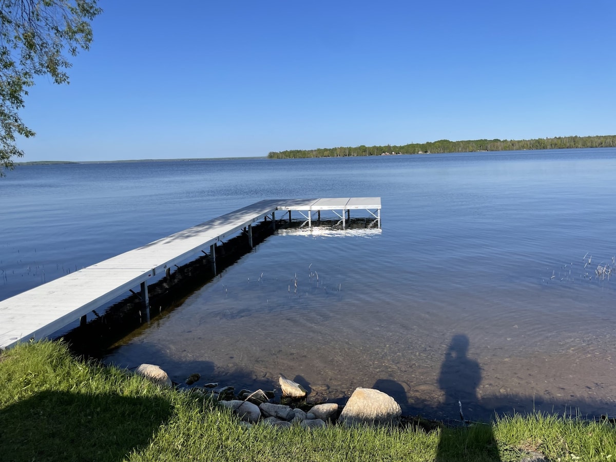 *全新*大马尼斯蒂克湖（ Big Manistique Lake ）翻修小木屋！