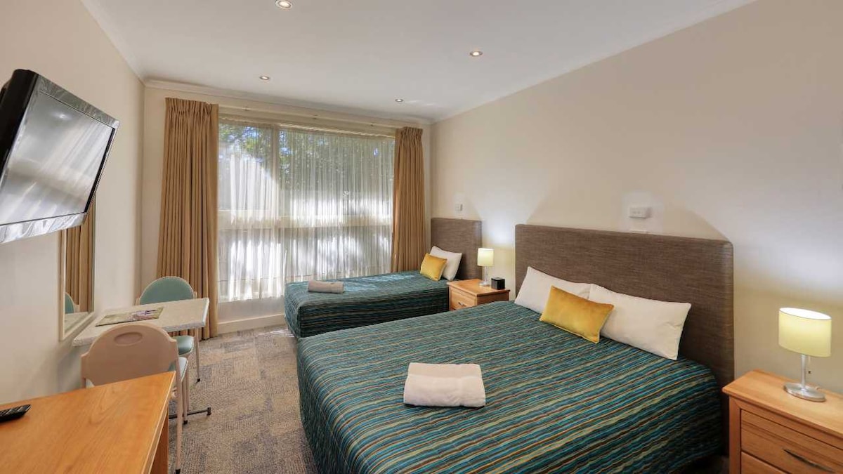 汽车旅馆双床房，配备1张1.8米宽双人床和1张单人床