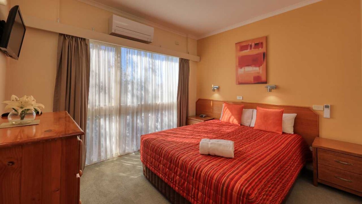 Motel 2 Bedrooms Family Room with 3 Beds & Lounge