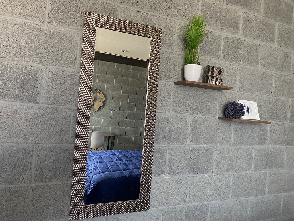 Cómoda habitación con baño privado. Facturamos