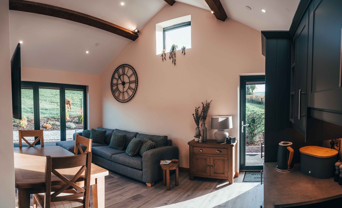 Peace & Luxury in our Cosy Cottage in Mid-Wales