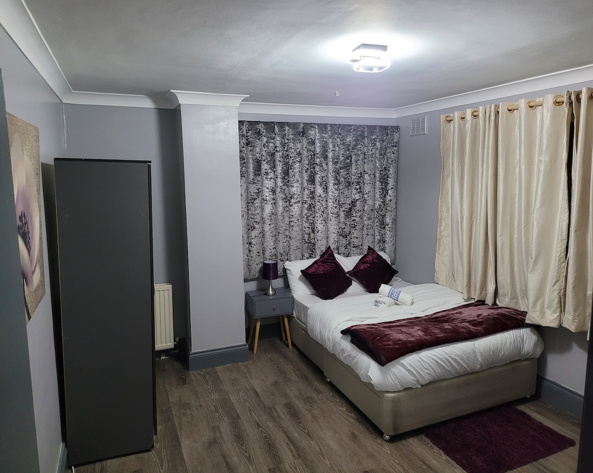Sleek 2 bedroom flat-sleeps up to 5 guest