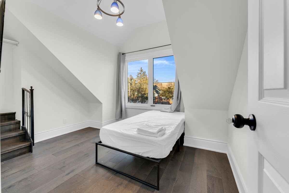Cozy Corner: Single Bed with 43" Smart TV