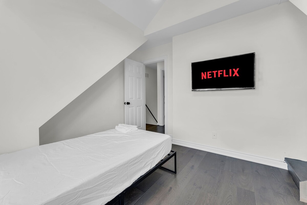 Cozy Corner: Single Bed with 43" Smart TV