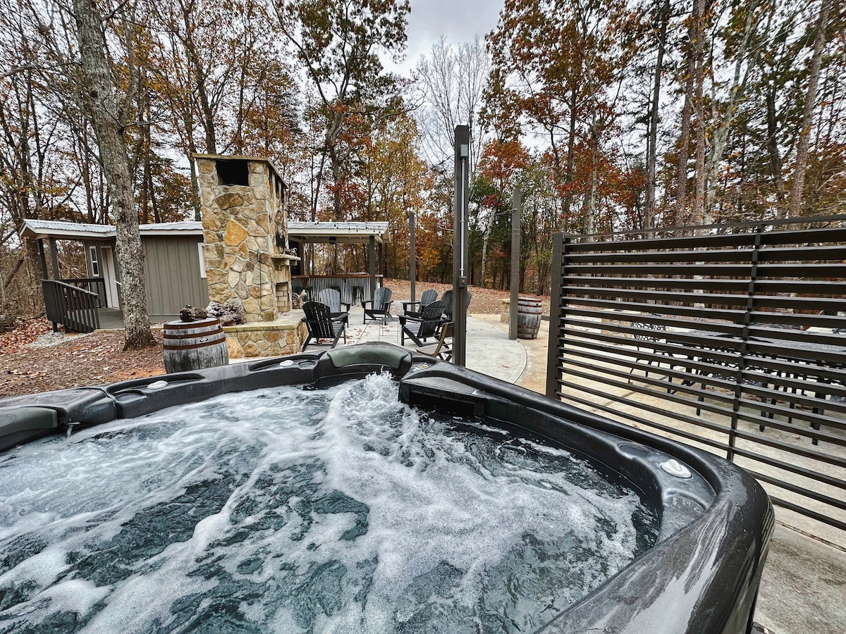 New Listing! Three Chimney Lodge - 4 Bed, Hot Tub