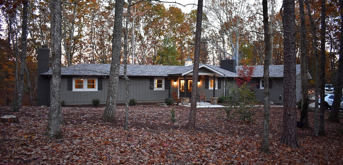 New Listing! Three Chimney Lodge - 4 Bed, Hot Tub