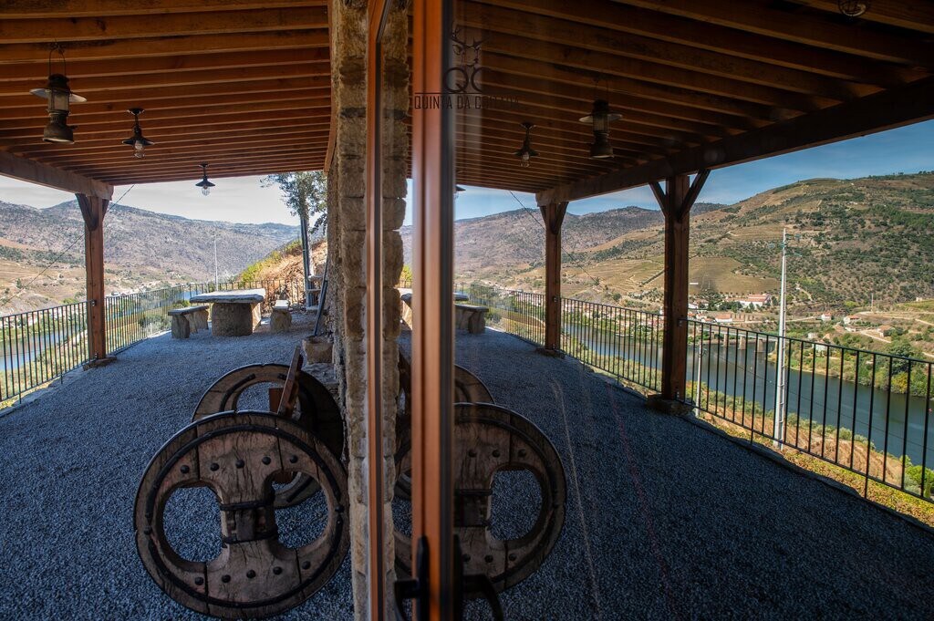 Farm with schist house on the banks of the Douro