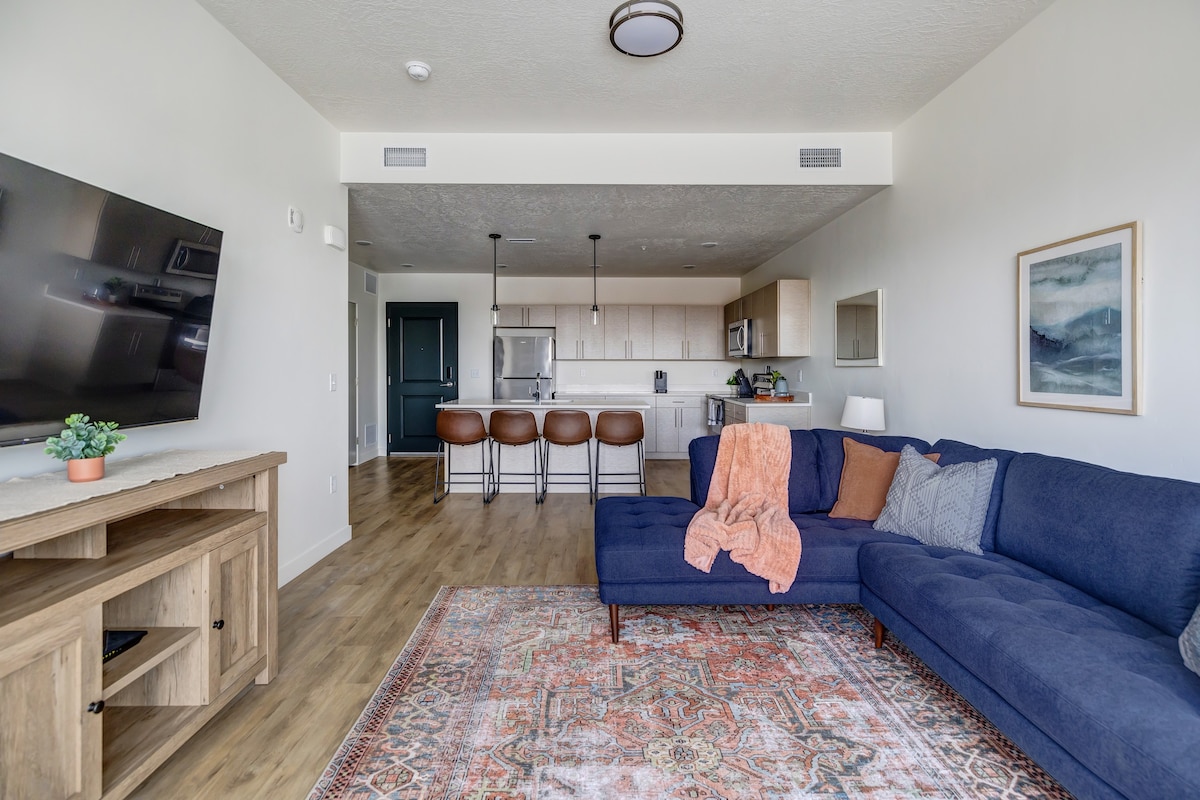 4th Floor Penthouse Suite w/ King Bed and Hot Tub