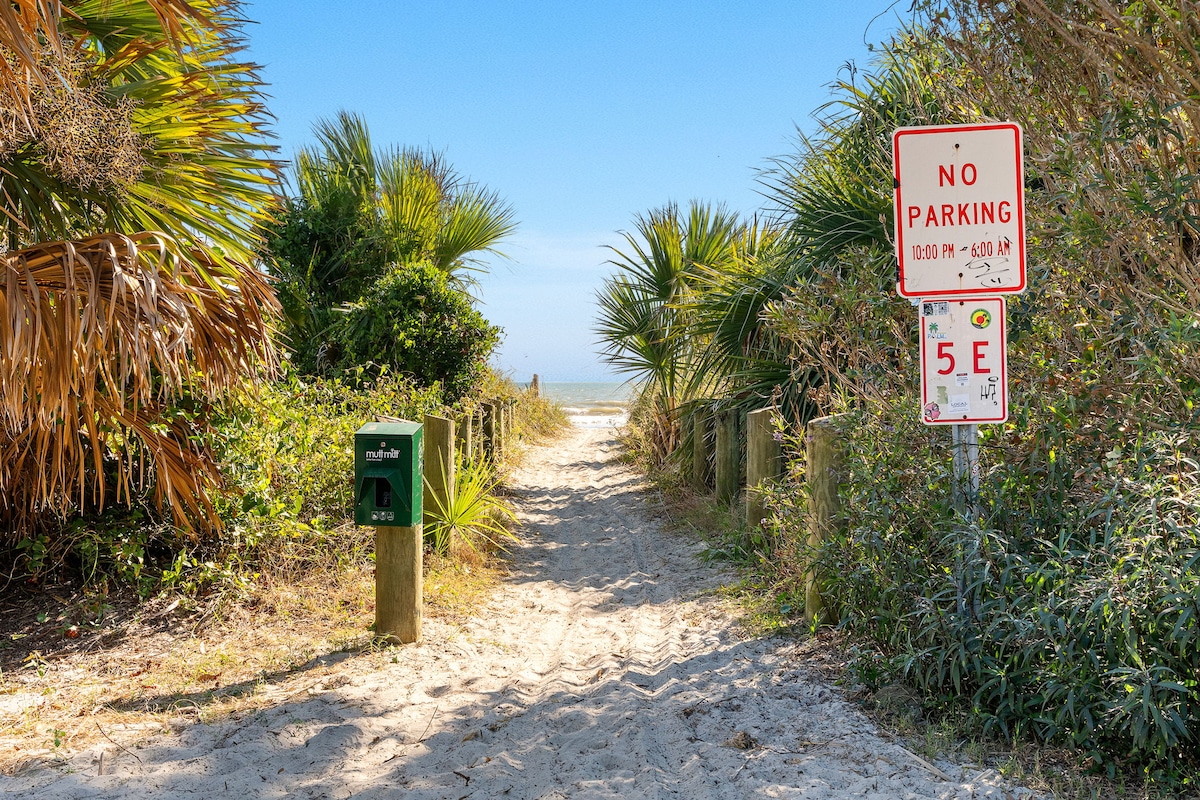 Folly Beach - 2 Blocks to Beach - Sleeps 6!