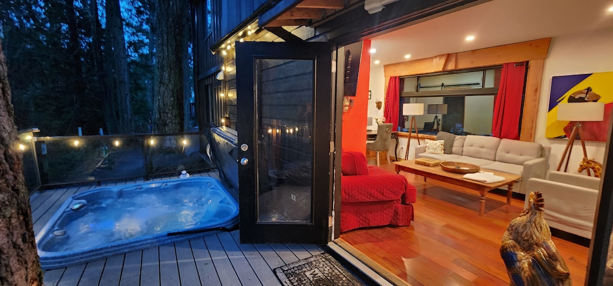 Funky Forest House, hot tub, fire pit, Maple Bay